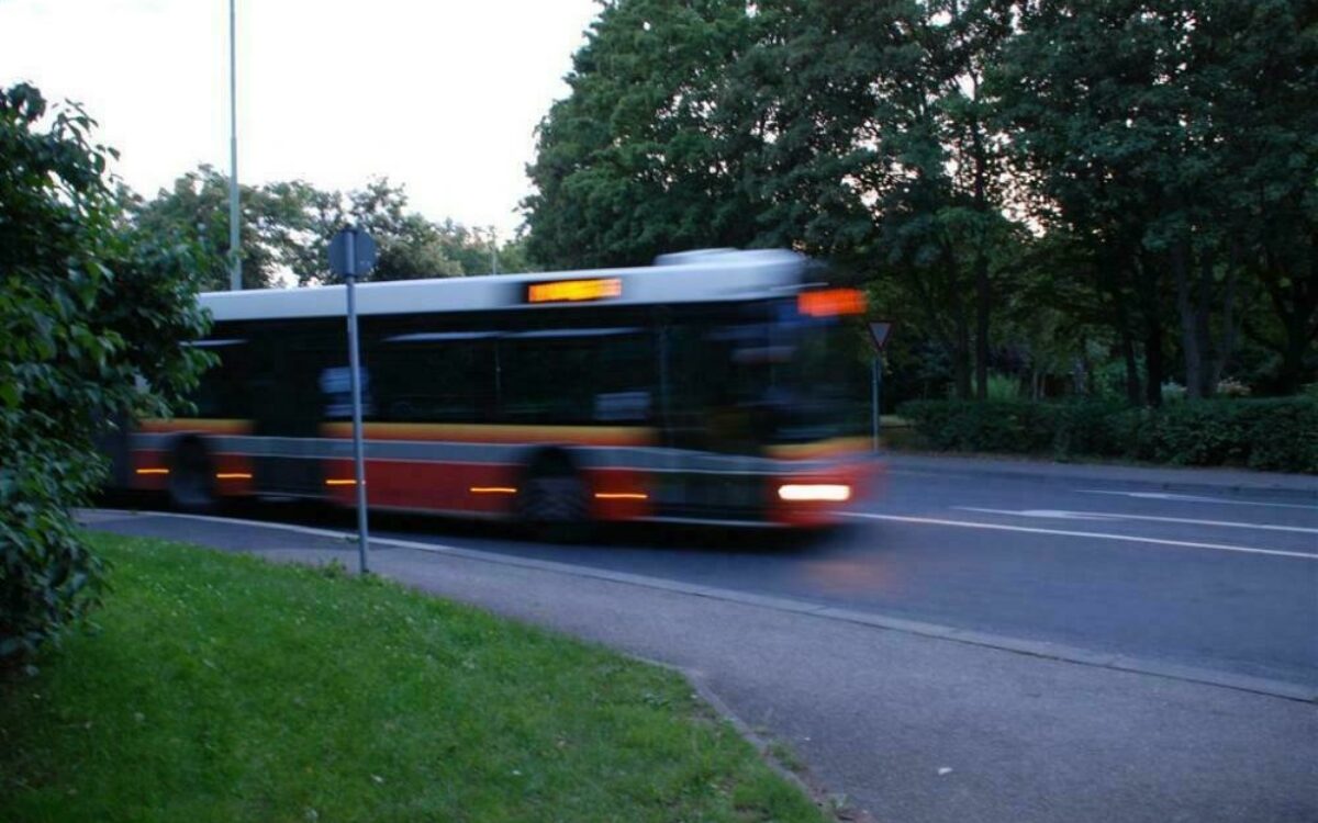 16128461421608042582bus um die wecke biegend 2 foto fh 16128461421608042582bus um die wecke biegend 2 foto fh